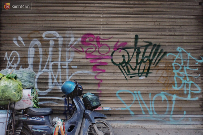 Nhiều hộ dân phố cổ bức xúc khi chỉ sau một đêm, cửa nhà mình bị bôi bẩn bởi hình vẽ xấu xí